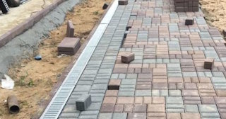 Профессиональная укладка плитки на улице в Белебее в октябре