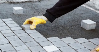 Монтаж тротуарной плитки на даче в Белебее в октябре