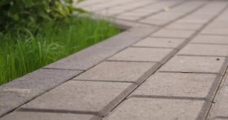 Профессиональная укладка тротуарных дорожек в Белебее в октябре